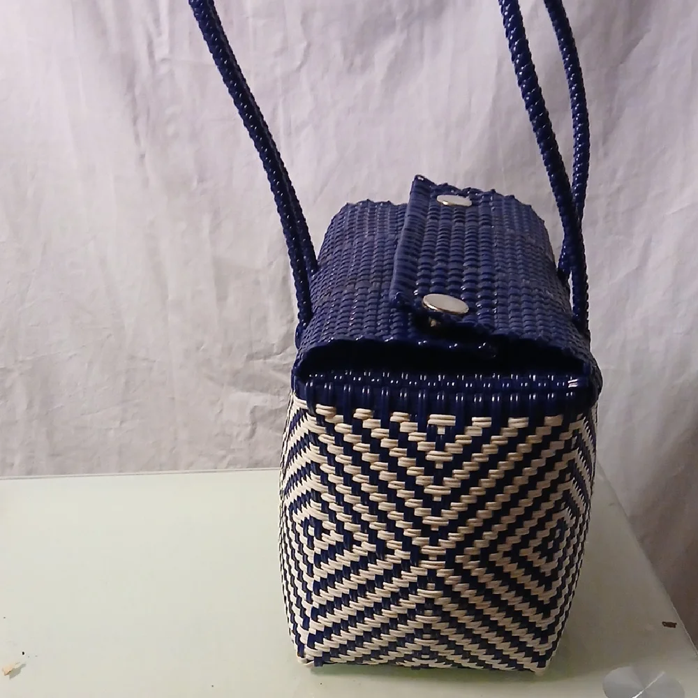 Elegant Navy and Cream Geometric Tote - Picture 2 of 10